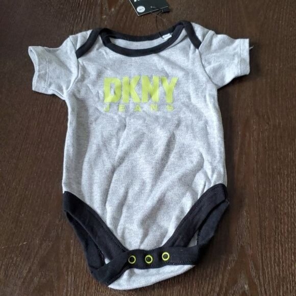 DKNY Jeans 0-3 Months Baby T Shirt ONE PIECE Short Sleeve Snap Crotch - Picture 6 of 13